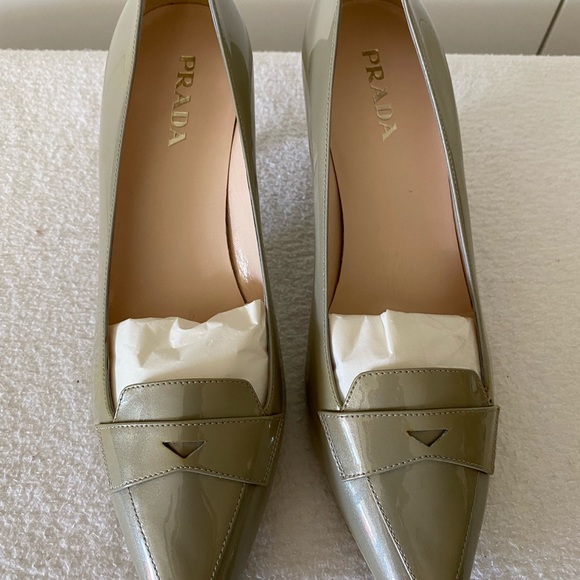 BNIB Prada pumps. Sz 38. Patent leather in a metallic champagne/taupe color. - Picture 3 of 9